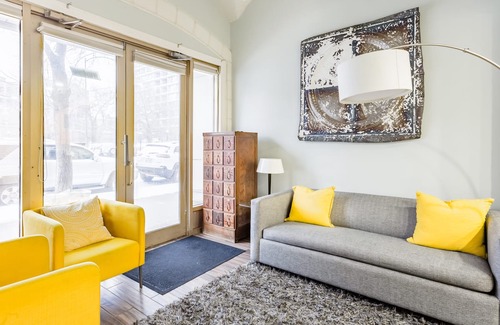 Old Town Triangle Apartment | Archways Apartment Across from Lincoln Park Zoo