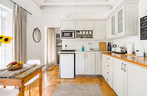 Claremont House | Aboyne Cottage—Peaceful Oasis in Quiet Cul-De-Sac
