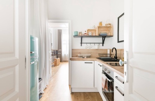 Neulerchenfeld Apartment | Amovia’s urban Studio Apartment at Brunnenmarkt