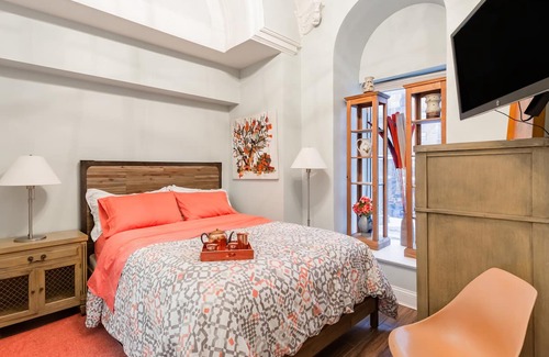 Old Town Triangle Apartment | Archways Apartment Across from Lincoln Park Zoo