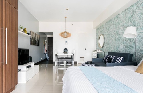Legazpi Village Apartment | Charming and Sunlit Greenbelt Studio in Heart of Makati