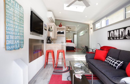 Northeast House | Courtyard Casita Resort-style Santa Monica Guest House