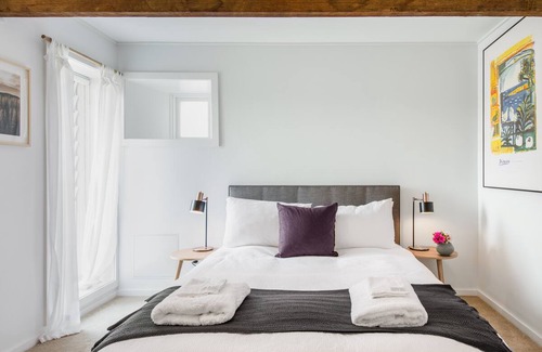 Cremorne Point House | Lavish Suite with Stone Archway Patio