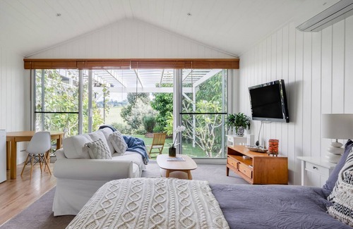 Bangalow House | Bangalow Vista Cottage Overlooking Lush Green Hills