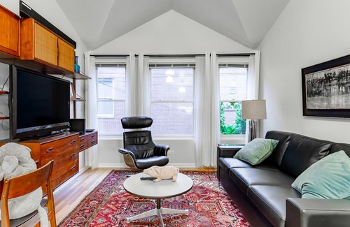 Near West Side House | Polk Street Coach House Apartment, Little Italy/Medical Dist