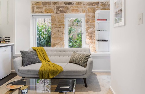 Cremorne Point House | Lavish Suite with Stone Archway Patio