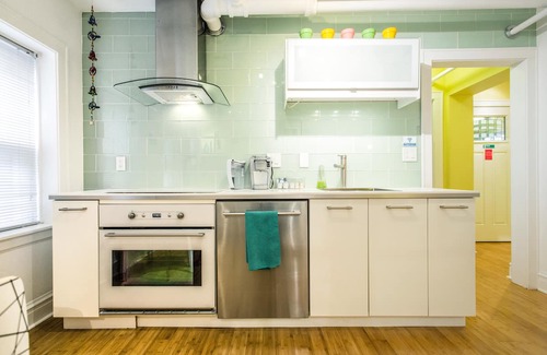 Edgewater Apartment | Stunning Retro Apartment in Andersonville