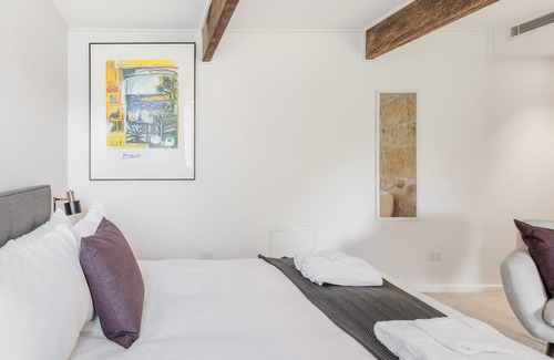 Cremorne Point House | Lavish Suite with Stone Archway Patio