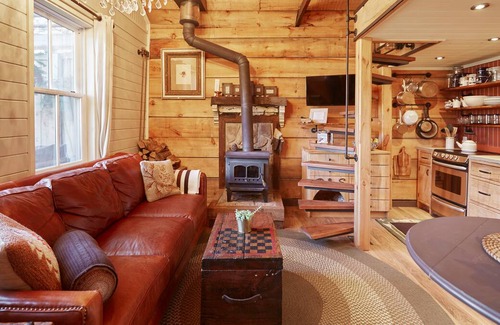 Riverside House | THE COACH HOUSE Cottage near downtown