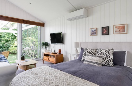 Bangalow House | Bangalow Vista Cottage Overlooking Lush Green Hills