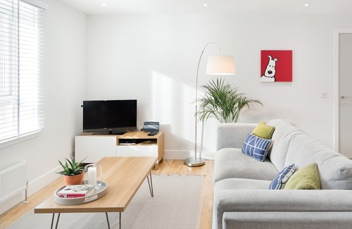 Merchiston Apartment | Contemporary Light Filled Apartment Close to the City Centre
