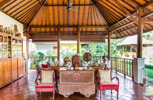 Sunset Road House | Villa Santi Luxuriate in a Vast Tropical Garden in Seminyak