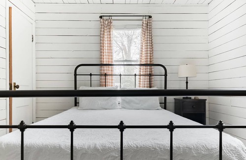Bellevue Cabin | Natchez Trace Cottage Nestled in the Hills