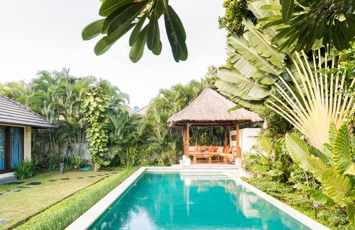 Sunset Road House | Villa Santi Luxuriate in a Vast Tropical Garden in Seminyak