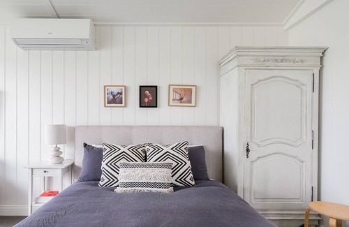 Bangalow House | Bangalow Vista Cottage Overlooking Lush Green Hills