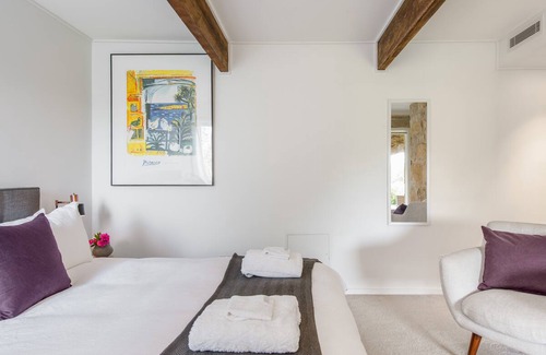 Cremorne Point House | Lavish Suite with Stone Archway Patio