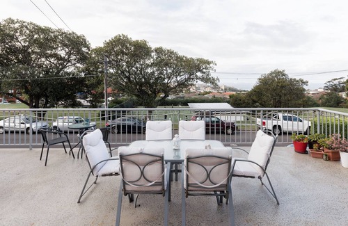 Randwick House | Walk to Coogee Beach from Penny's Place Apartment