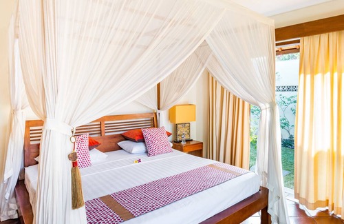 Sunset Road House | Villa Santi Luxuriate in a Vast Tropical Garden in Seminyak
