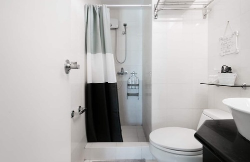 Legazpi Village Apartment | Charming and Sunlit Greenbelt Studio in Heart of Makati