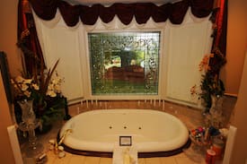 Ennis House | The Jewel Of Jeffers - Sleeps 12 - Fully Furnished