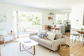 East Mesa House | Shoreline Retreat - newly renovated, walk to beach