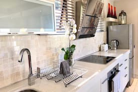 Constantia Kloof Apartment | “Artist’s Studio @Just-A-Breeze” Constantia Kloof