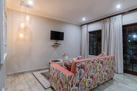 White River House | Nut Grove Manor - Flamboyant Suite