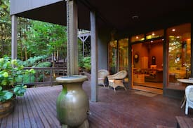 Southeast Eugene Apartment | Treehouse Library Guest Suite