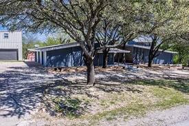 Fort Worth House | Turtle Manor by Benbrook Lake