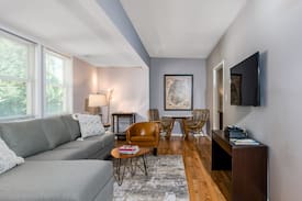 Annapolis Apartment | West Street Carriage House with Patio and Deck