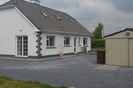 Corrandulla House | 'Cloonboo Lodge' with 5 bathrooms. 1 per bedroom!