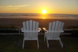 Lincoln City Apartment | Beachfront Garden Inn #6 "Crow's Nest"