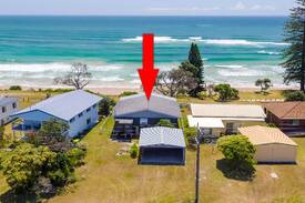Brooms Head Cabin | SEASHELLS COTTAGE - Absolute Beach Front Living!