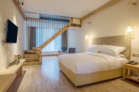 Emeishan Hotel | 峨眉山欢喜无厌·拈花溪温泉民宿-拈花温泉恬居 Loft (大床)