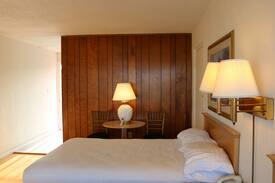 North Palm Beach Hotel | Camelot Waterfront Inn