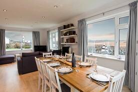 Trearddur Bay House | TY DERYN-SLEEPS 6 /7- SPACIOUS FAMILY HOLIDAY HOME