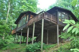 Front Royal Cabin | Cabin in the Woods-Hot Tub Treehouse Near Winery