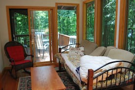 Front Royal Cabin | Cabin in the Woods-Hot Tub Treehouse Near Winery