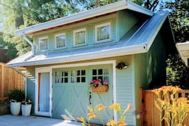 West Plaza House | Fungalow Guesthouse in West Plaza