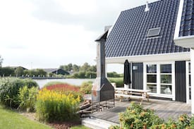 Grou Villa | Villa Icarus aan het water