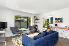 Merivale Apartment | Modern Merivale Village apartment with Garden.