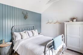 Dorking Cabin | Garden cottage with outstanding Surrey Hills views