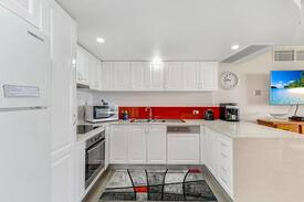 Redcliffe Apartment | Seacliffe Mansions - Water views + roof top area