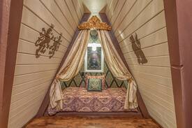 Ocean Shores Cabin | Medieval 2-story Villa Near Beach