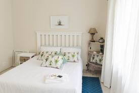 Beacon Bay House | Aloe Room - The Garden Guest House in East London
