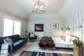 Port Jervis Cabin | Cedar Lakes Estate Garden Suite 6