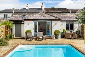 Dorking Cabin | Garden cottage with outstanding Surrey Hills views