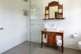 Hollow Tree Bed & Breakfast | Heritage king room Rathmore House, Hollow Tree