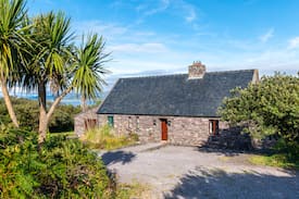 Ballinskelligs Cabin | Stunning Cliff Cottage at Ballinskelligs Bay