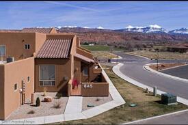 Moab South Valley House | Cliff Rose Townhome GARAGE, POOL, SPA, sleeps 10